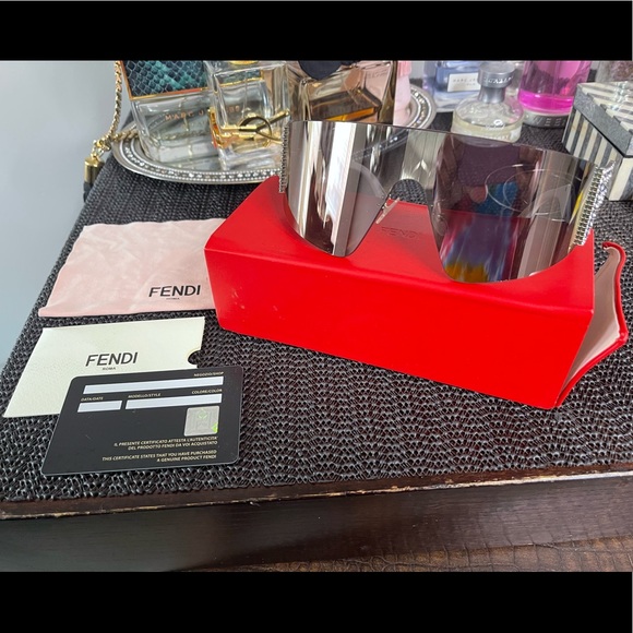 AUTHENTIC FENDI SUNGLASSES - Picture 3 of 5